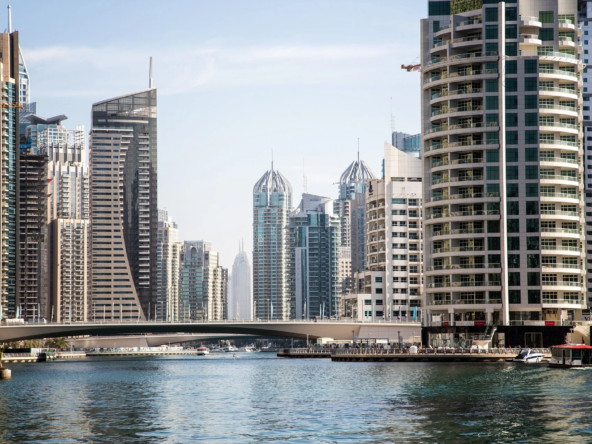 Vue de la marina de Dubaï avec des gratte-ciel modernes et une architecture urbaine sophistiquée bordant l'eau, représentant la croissance rapide du secteur immobilier dans la ville.