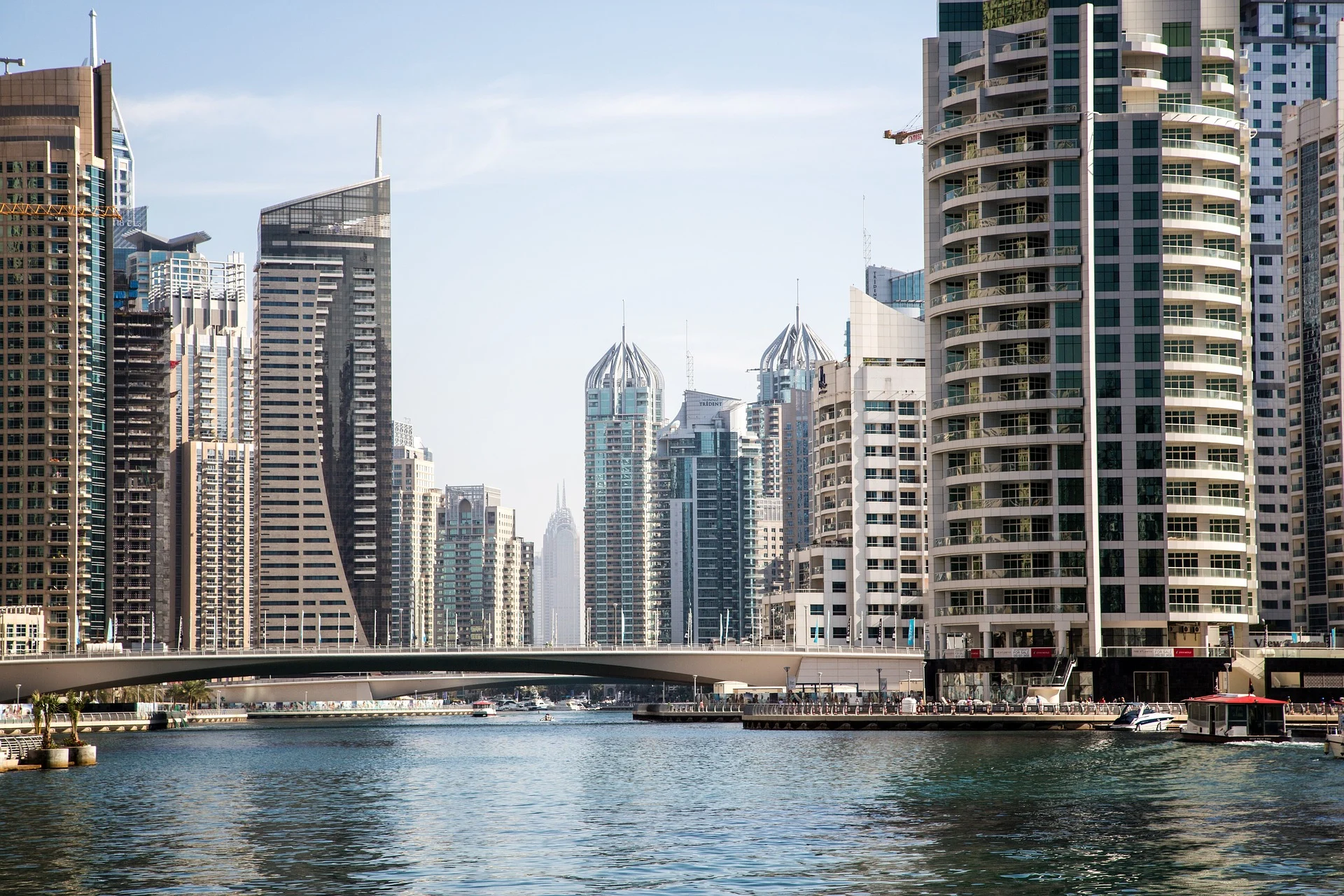 Vue de la marina de Dubaï avec des gratte-ciel modernes et une architecture urbaine sophistiquée bordant l'eau, représentant la croissance rapide du secteur immobilier dans la ville.