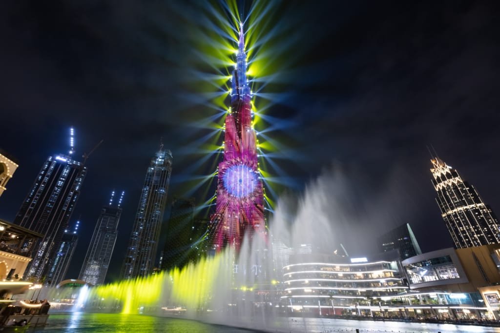 image du burj khalifa avec des feux d'artifices pour célébrer les 15 ans du Burj Khalifa