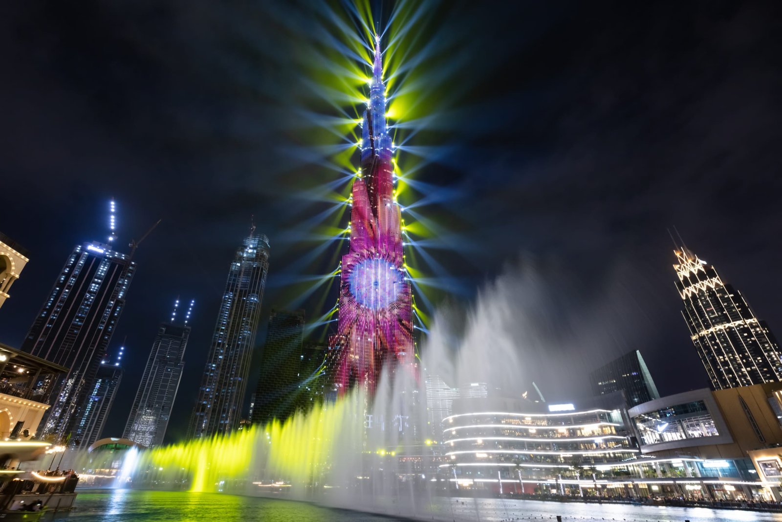 image du burj khalifa avec des feux d'artifices pour célébrer les 15 ans du Burj Khalifa