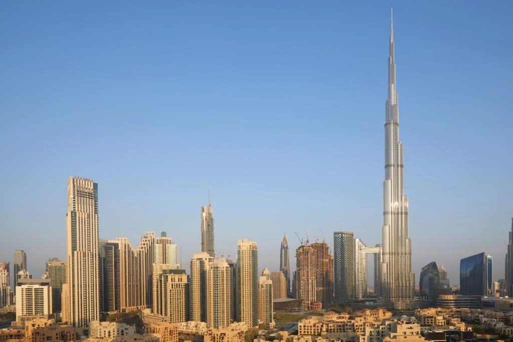 Vue de Dubaï avec le Burj Khalifa au coucher du soleil.