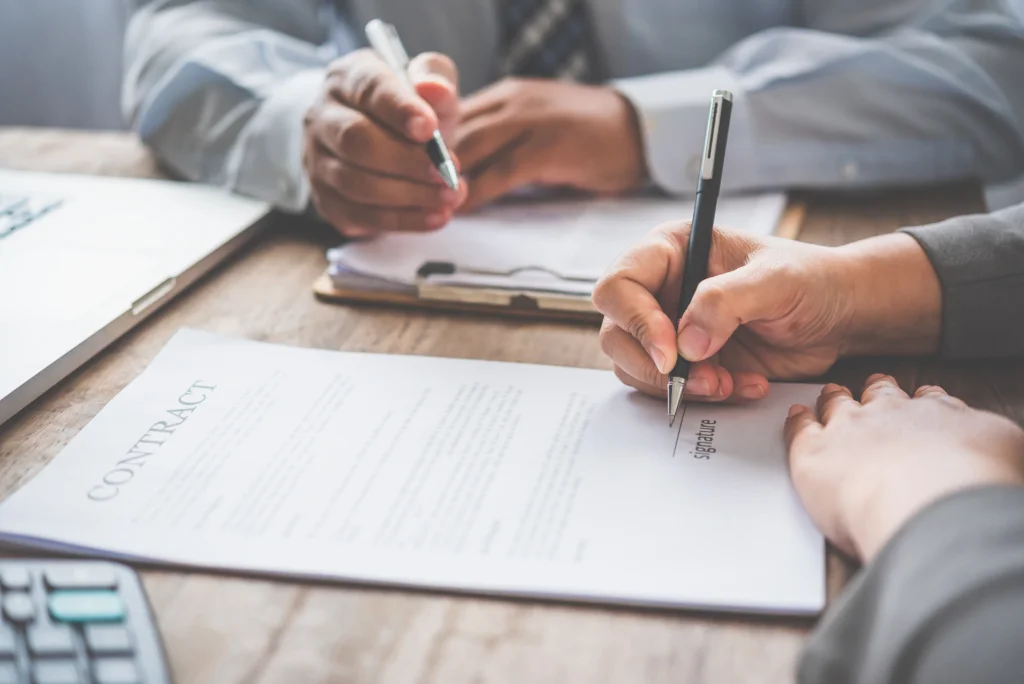 Un gestionnaire locatif professionnel à Dubaï conseillant un investisseur.