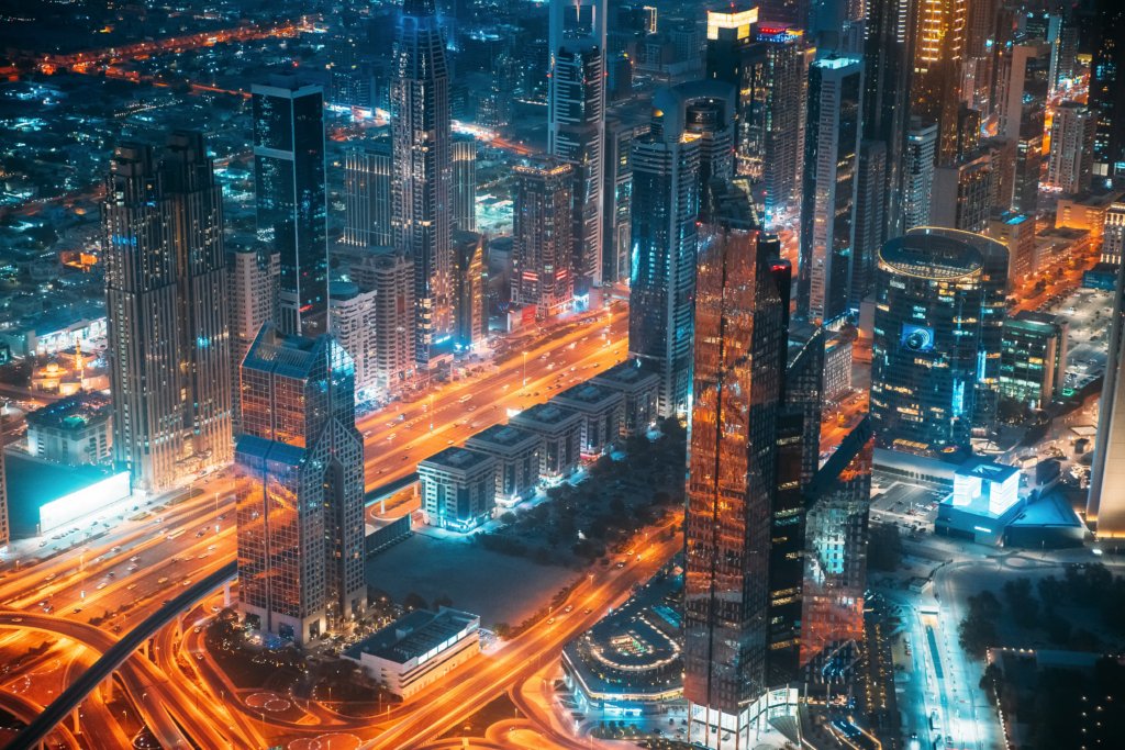 La Crypto Tower illuminée de Dubaï, un symbole d'innovation et de luxe.
