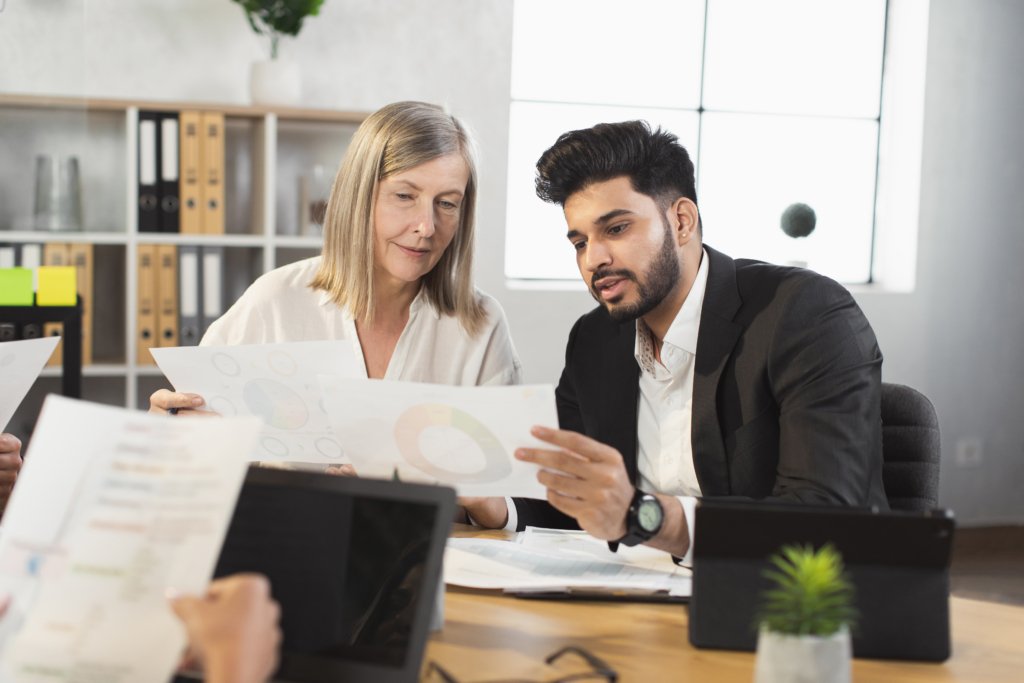 Rencontre entre un propriétaire et un locataire pour discuter d’un contrat locatif à Dubaï.