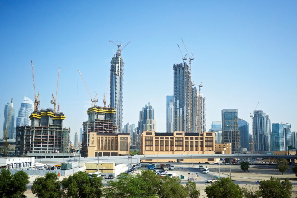 Vue sur les projets en construction dans les quartiers stratégiques de Dubaï.