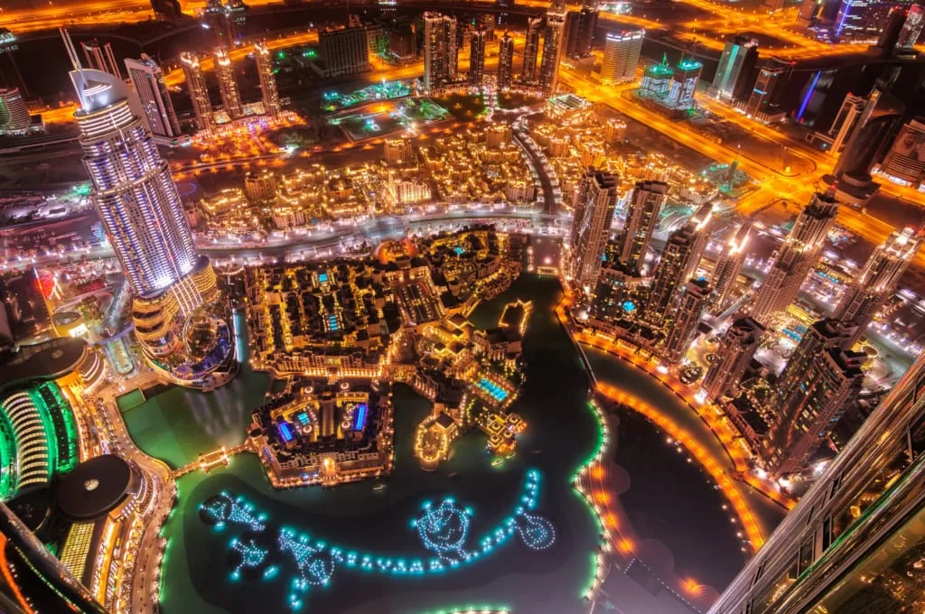 Vue aérienne de Downtown Dubai et ses tours emblématiques.