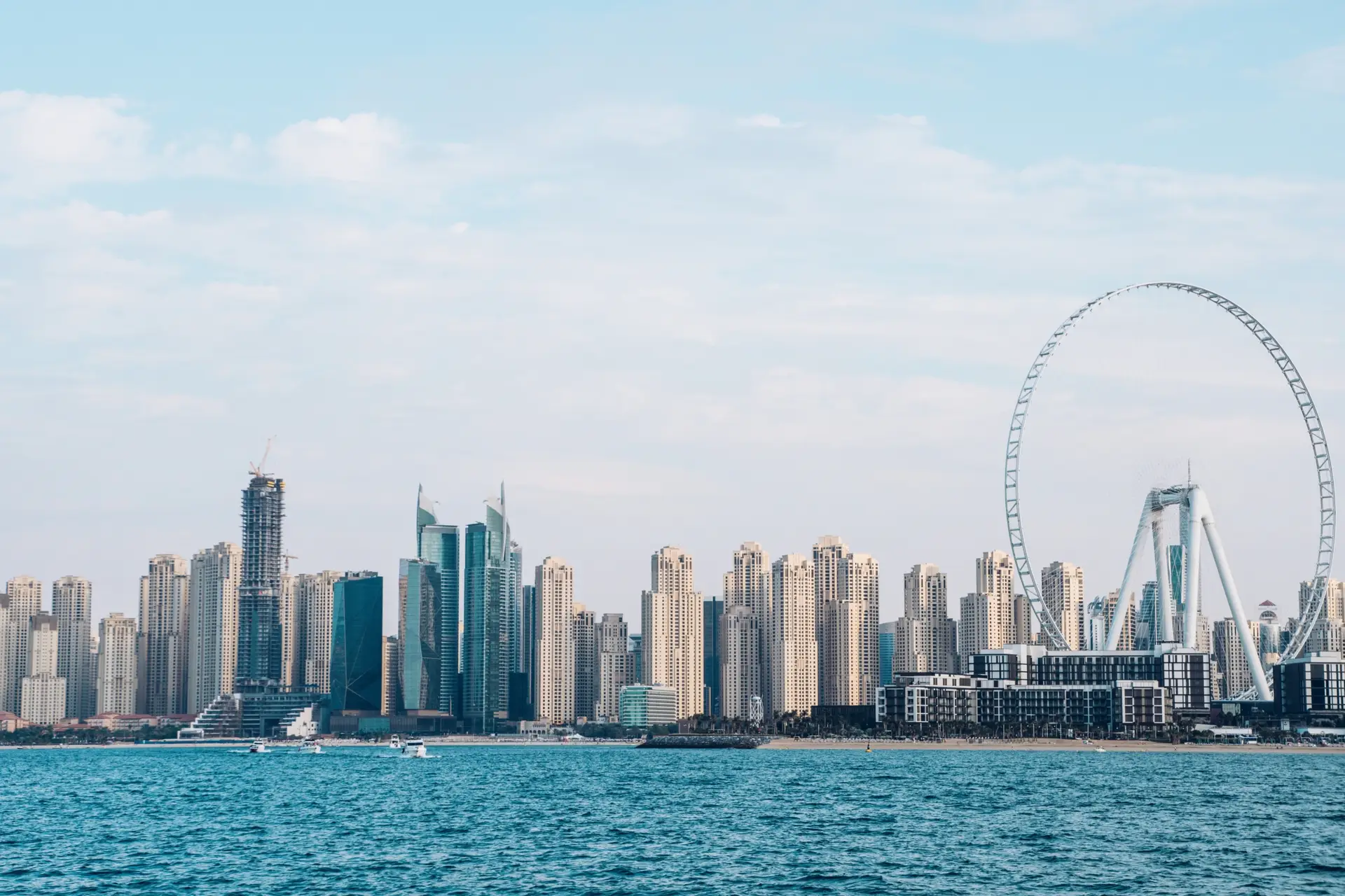 Immeuble résidentiel moderne dans un quartier prisé de Dubaï.