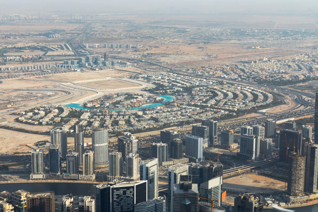 Vue aérienne de Jumeirah Village Circle, un quartier prisé à Dubaï.