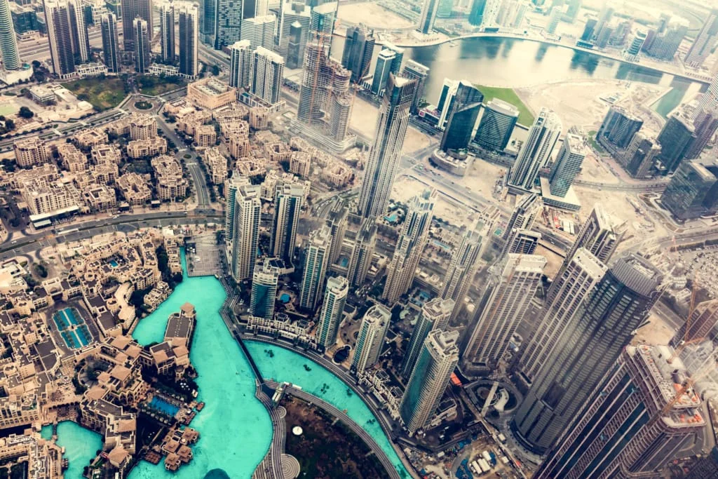 Vue aérienne d’un quartier résidentiel en pleine expansion à Dubai