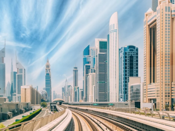 Gratte-ciels modernes de Dubaï illustrant son dynamisme immobilier.
