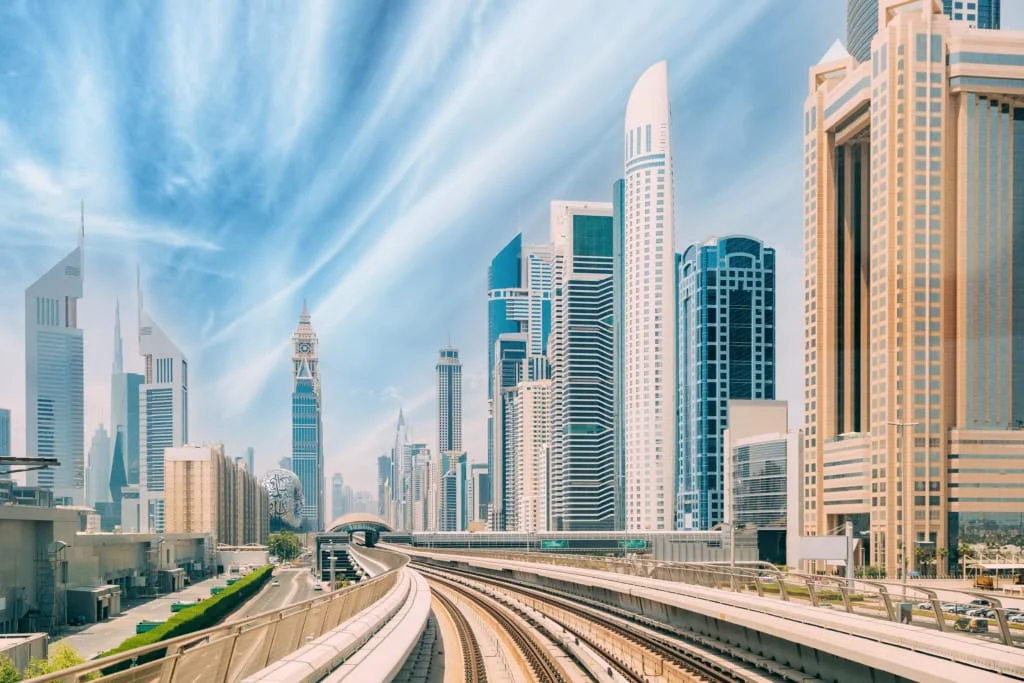 Gratte-ciels modernes de Dubaï illustrant son dynamisme immobilier.
