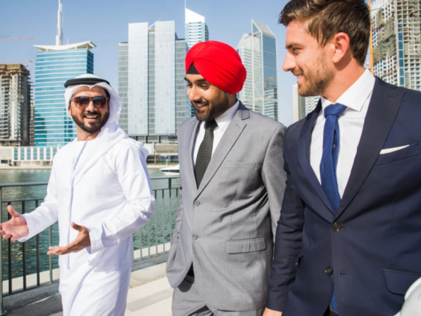 Promoteur immobilier à Dubaï expliquant des options de financement flexibles.
