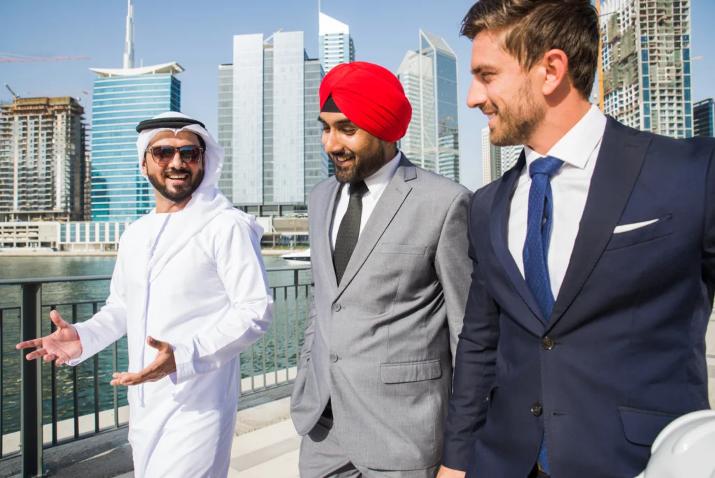 Promoteur immobilier à Dubaï expliquant des options de financement flexibles.
