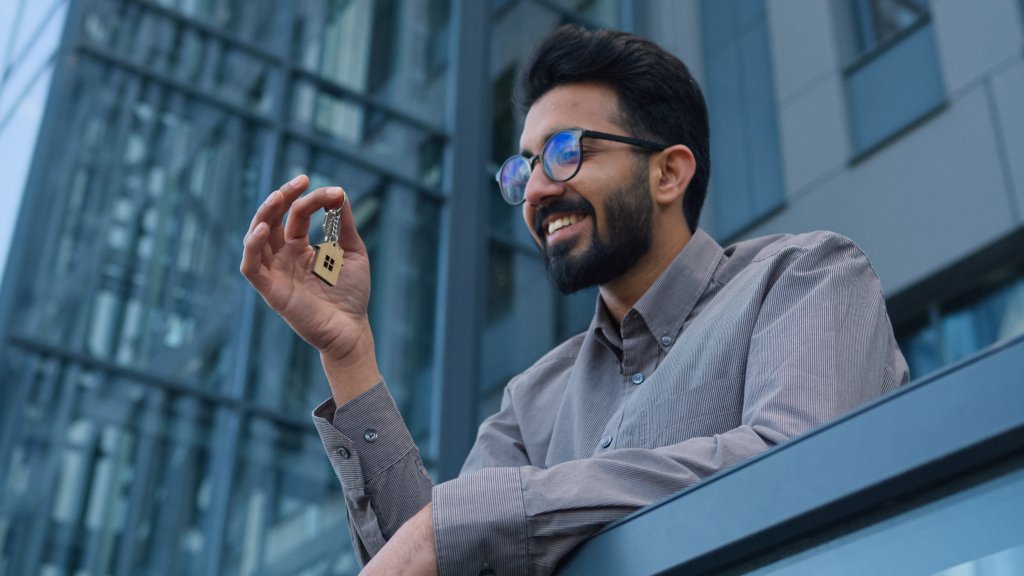 Investisseur finalisant un plan de paiement immobilier à Dubaï