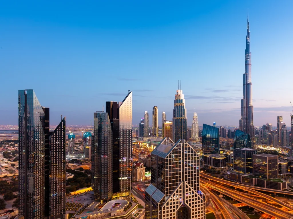 Skyline de Dubaï avec ses tours emblématiques et ses quartiers résidentiels.