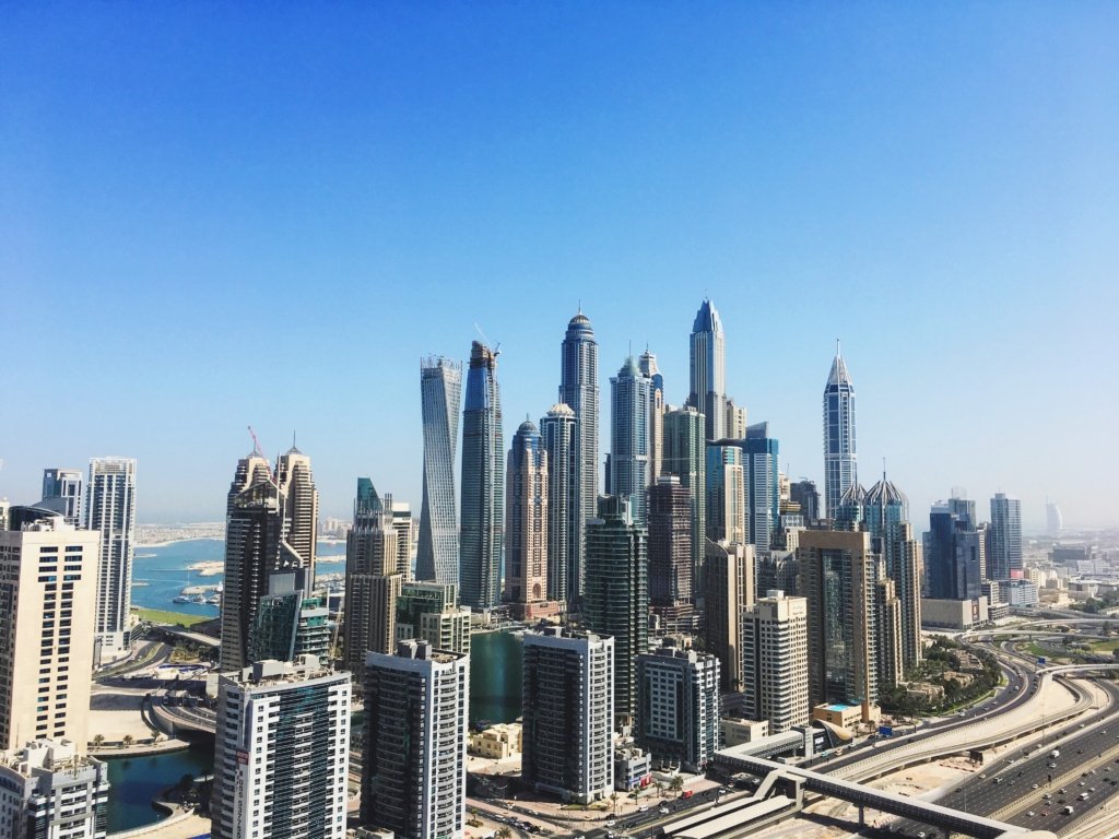 Vue panoramique de Dubaï avec des immeubles résidentiels et commerciaux.