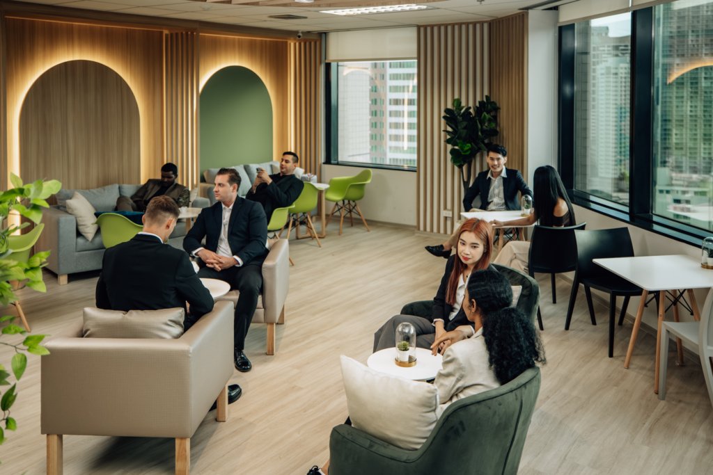Bureau moderne dans le DIFC avec des espaces de coworking pour startups fintech.