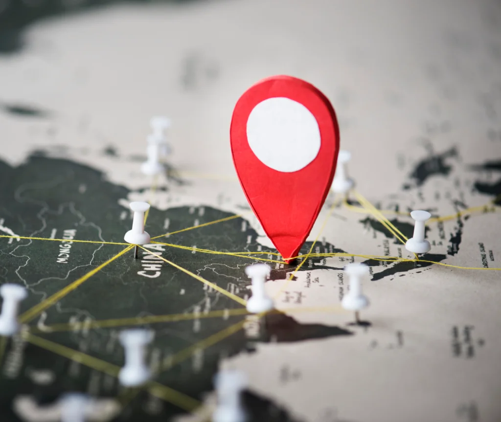 Gros plan sur une carte du monde avec une épingle placée sur Dubaï, symbolisant un projet de voyage, d’expatriation ou d’investissement immobilier aux Émirats arabes unis. Illustration d’une destination stratégique au carrefour entre l’Europe, l’Asie et l’Afrique.