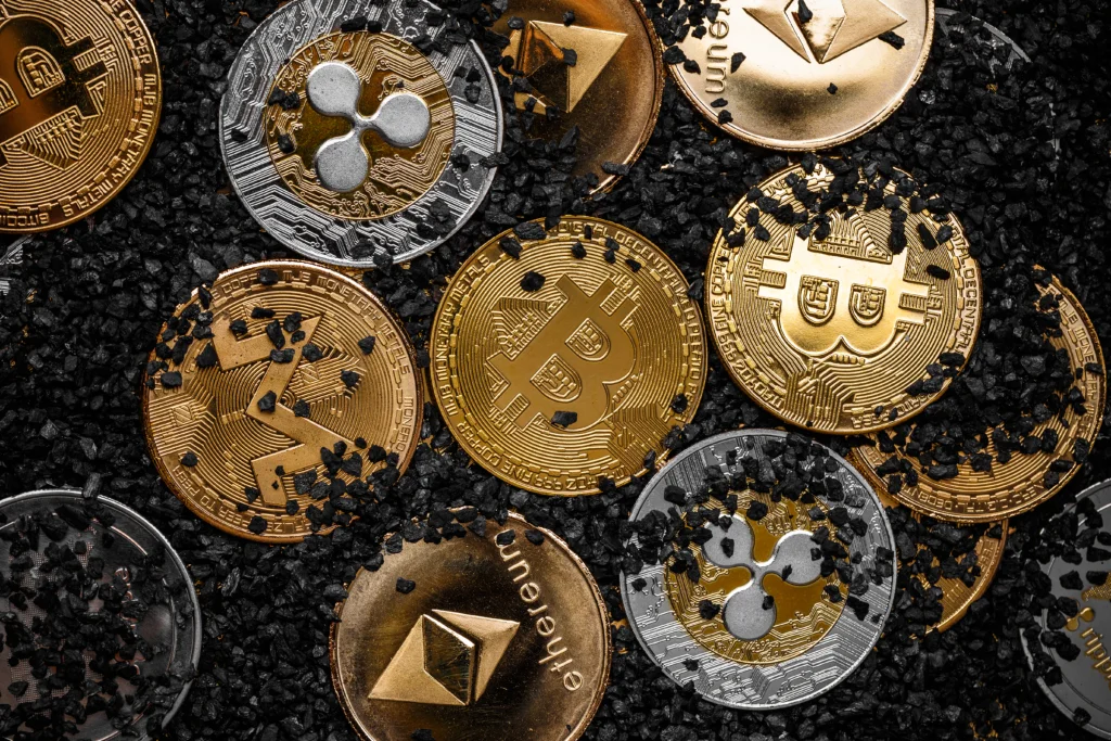 Des pièces de cryptomonnaies, dont Bitcoin et Ethereum, reposent sur un fond sombre, symbolisant la finance numérique et décentralisée.