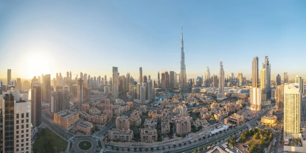Vue panoramique de la skyline de Downtown Dubaï, avec ses gratte-ciel emblématiques dont le Burj Khalifa. Ce quartier prestigieux symbolise le cœur économique et touristique de la ville, entre modernité architecturale et dynamisme urbain.