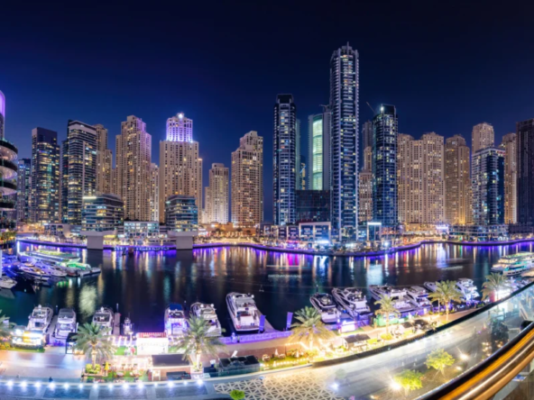 ue nocturne de la promenade de Dubaï Marina, illuminée par les lumières des gratte-ciel et les reflets sur l’eau. Ce quartier animé incarne le luxe urbain avec ses restaurants, boutiques et yachts amarrés le long du canal.