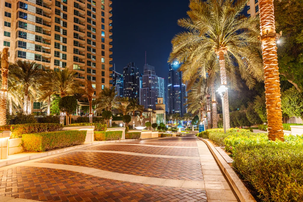 Vue sur Dubaï Marina, quartier emblématique de la ville avec ses gratte-ciels modernes, son ambiance cosmopolite. Quartier prisé pour ses résidences haut de gamme.