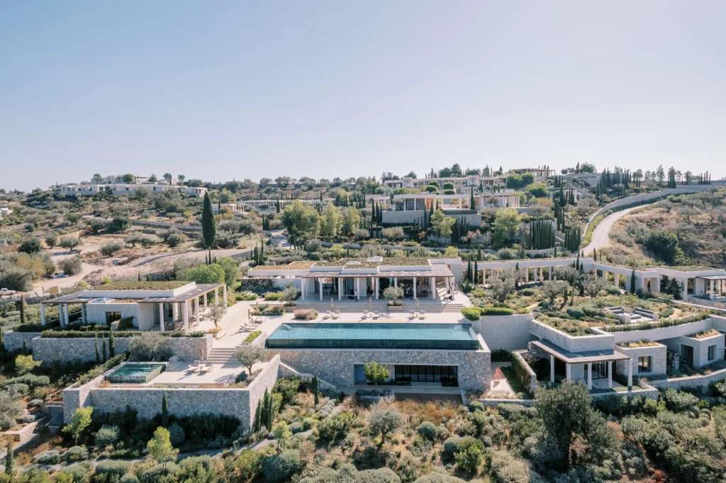 Vue d’un complexe de villas de luxe avec de vastes terrasses panoramiques, une piscine élégante et une architecture contemporaine, offrant un cadre de vie exclusif en harmonie avec la nature et le confort haut de gamme.