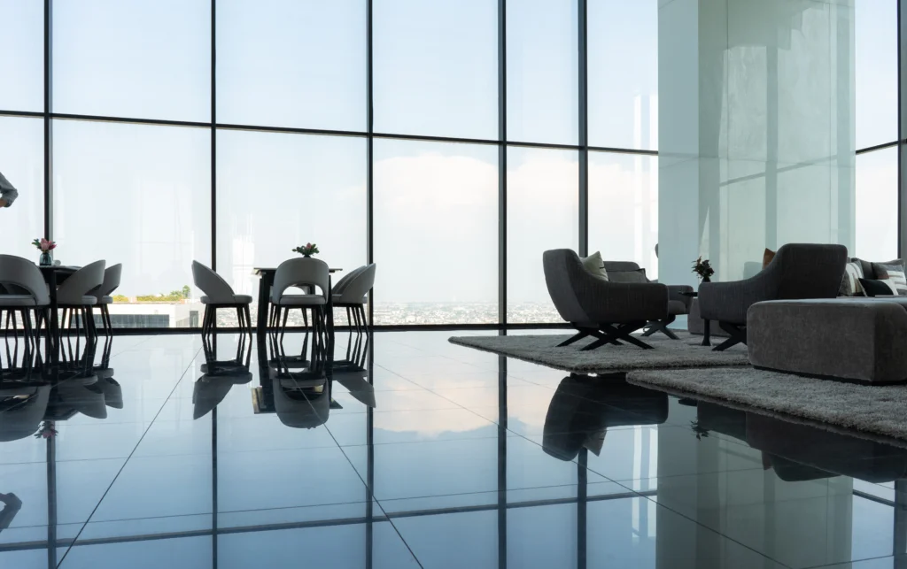 L'intérieur d'un penthouse luxueux avec des grandes baies vitrées