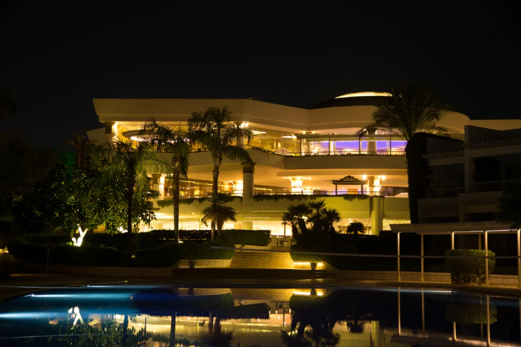 Vue d'une villa luxueuse à Dubaï en début de soirée, avec éclairages élégants et ambiance raffinée. L’architecture moderne des bâtiments reflète le prestige à Dubaï, destination phare du tourisme haut de gamme.