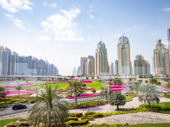 Panorama urbain de Dubaï avec ses gratte-ciel emblématiques, symbolisant le dynamisme architectural et la verticalité spectaculaire de la ville.