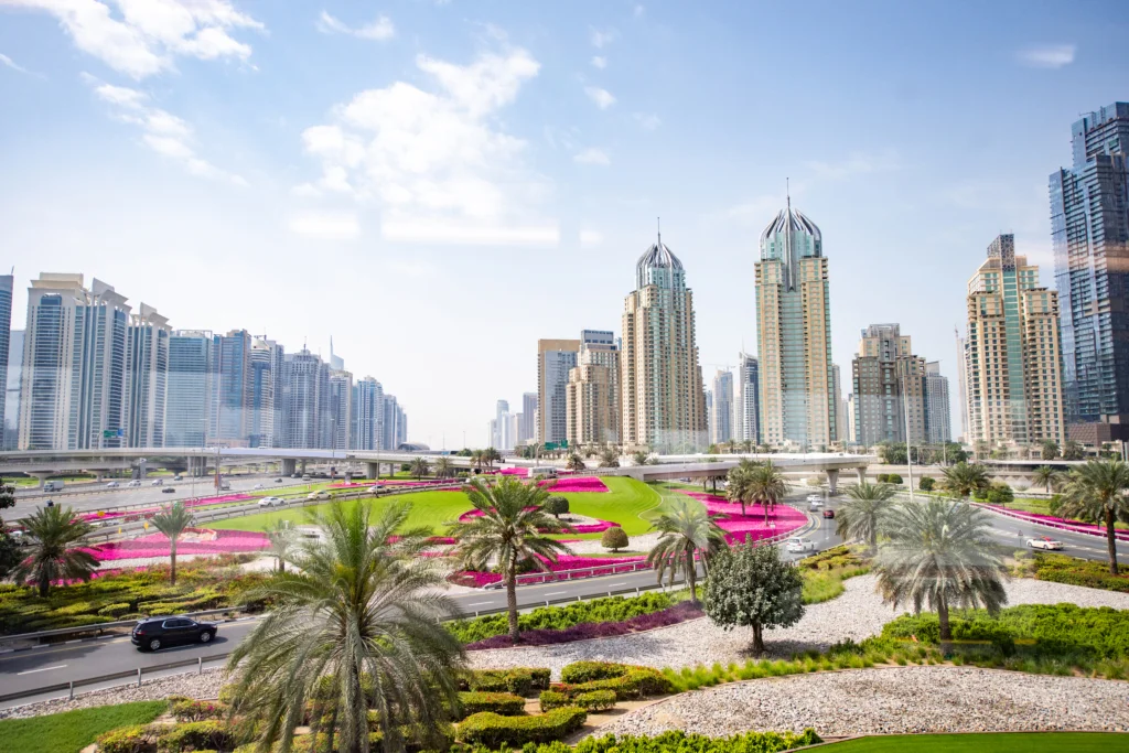 Panorama urbain de Dubaï avec ses gratte-ciel emblématiques, symbolisant le dynamisme architectural et la verticalité spectaculaire de la ville.