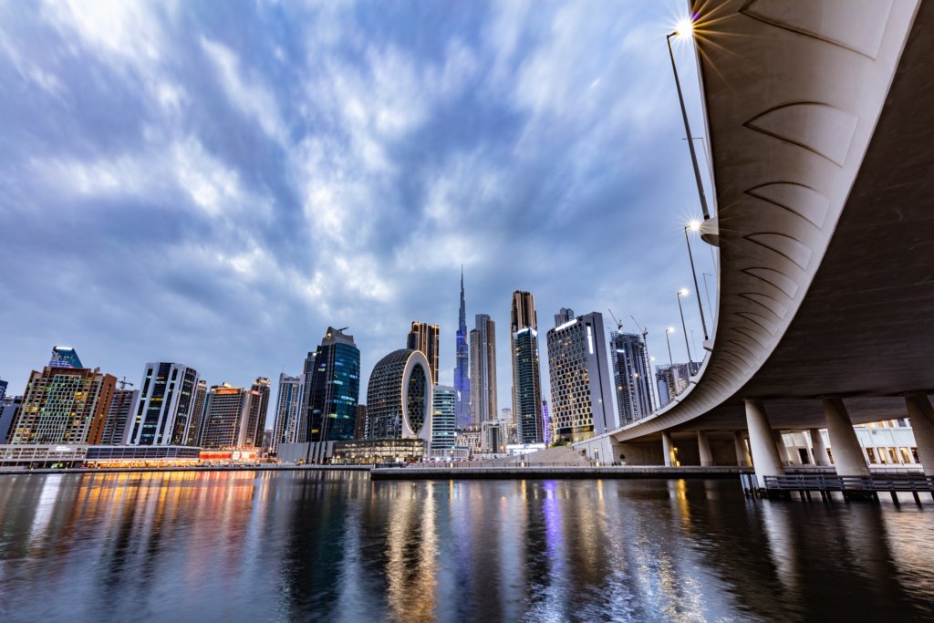 Vue panoramique de Business Bay avec les tours modernes et le canal